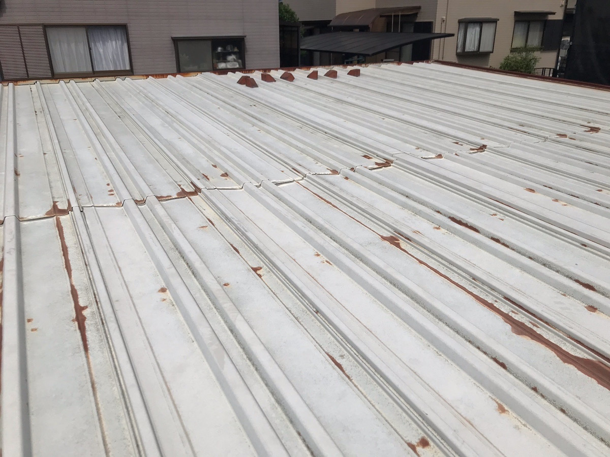 名古屋市緑区で錆びて劣化している物置屋根を塗装しました！